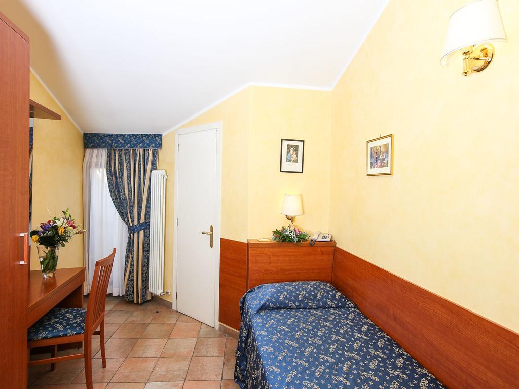 Casa Di Santa Francesca Romana A Ponte Rotto Номер фото