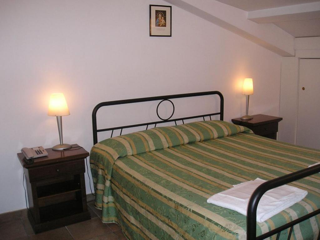 Casa Di Santa Francesca Romana A Ponte Rotto Экстерьер фото